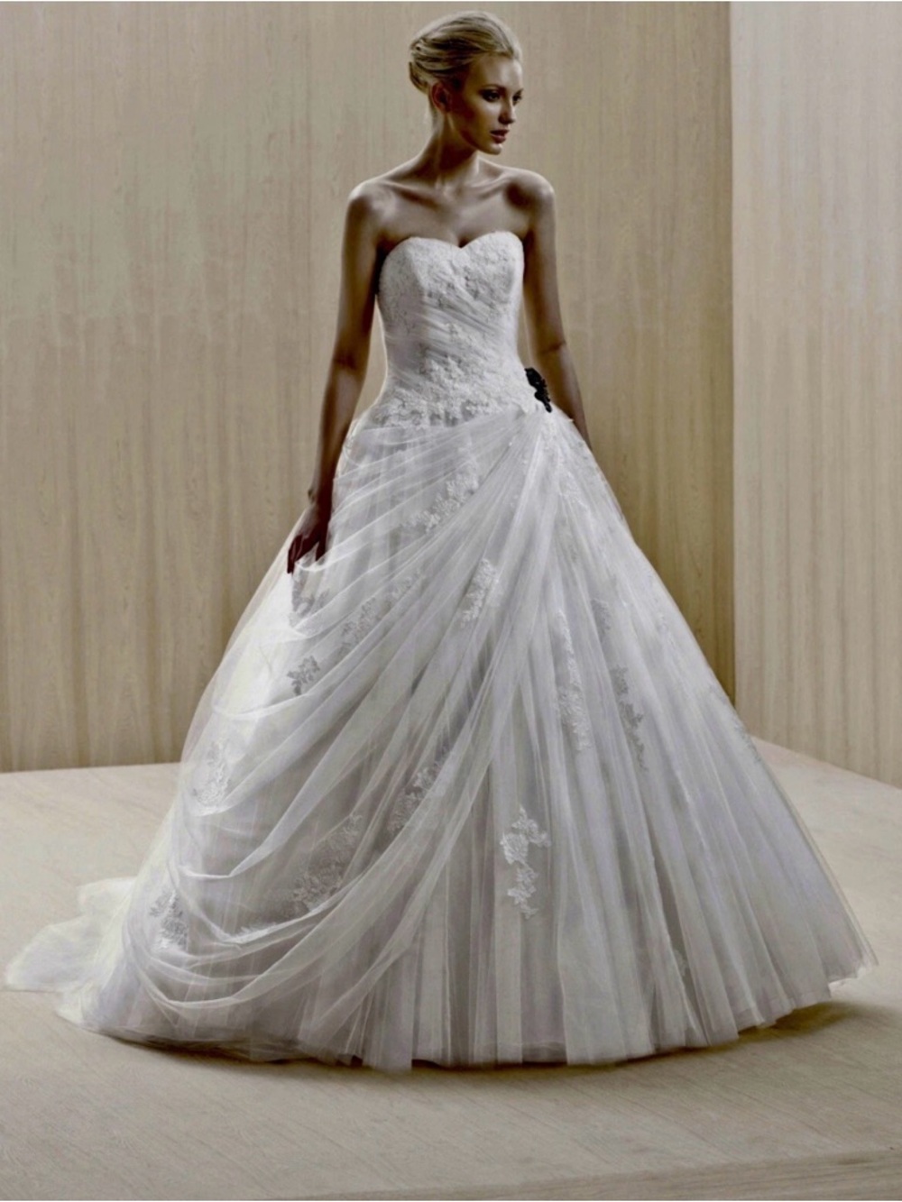 “Blue by Enzoani” ENSCHEDE  Built-in Corset Princess Wedding Dress Size 8